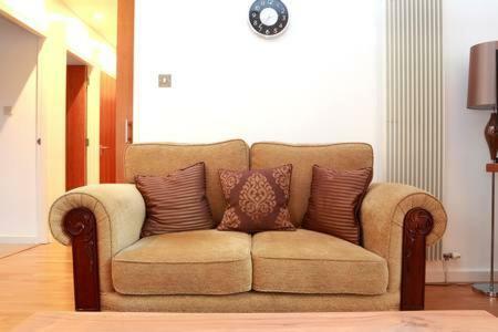 The Park - Holyrood Road With Free Parking Apartment Edinburgh Bagian luar foto